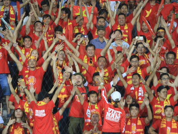 Vượt trở ngại, cổ động viên Việt Nam “cháy hết mình" tại Myanmar ảnh 1