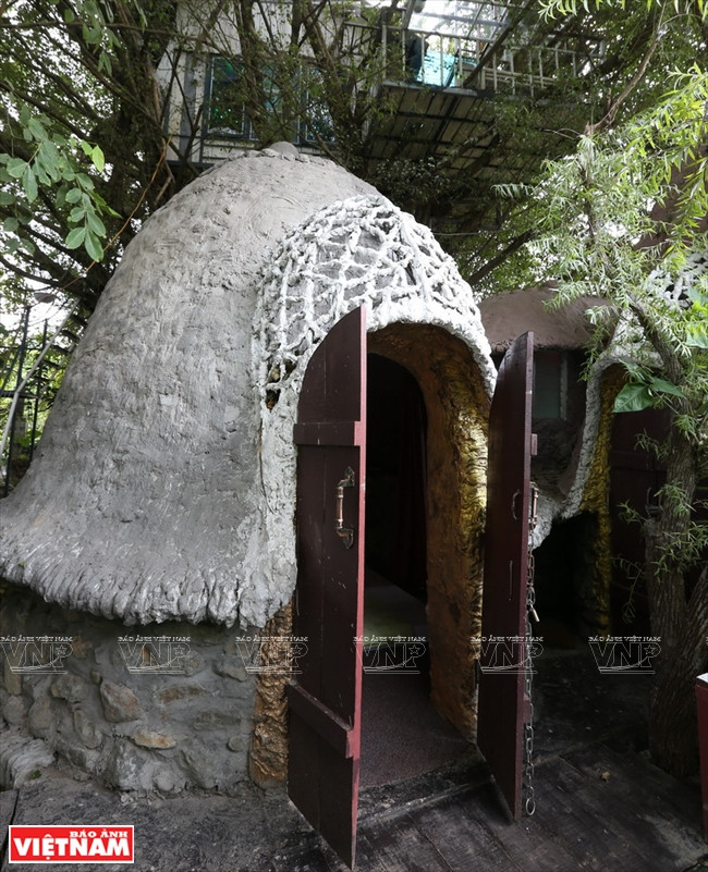 Cổng vào của một căn nhà cây trong quần thể Cosy Tree House. (Ảnh: Tất Sơn/Báo Ảnh Việt Nam) Trải nghiệm khu nghỉ dưỡng nhà trên cây "độc nhất vô nhị" ở Hà Nội ảnh 5
