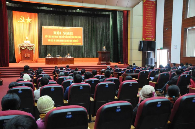 Lãnh đạo Lai Châu đối thoại với các tiểu thương chợ tạm Đoàn Kết ảnh 1