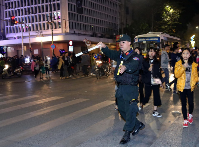 Công an Hà Nội quyết ngăn chặn đối tượng "ngáo đá," móc túi dịp Tết ảnh 1