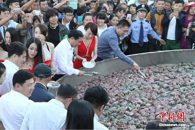 [Photo] Ngỡ ngàng trước nồi cua hấp lớn nhất thế giới ảnh 2