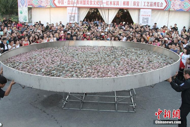 [Photo] Ngỡ ngàng trước nồi cua hấp lớn nhất thế giới ảnh 1