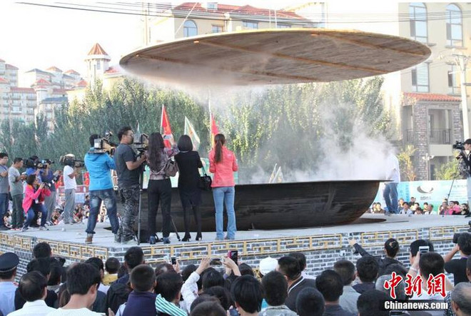 [Photo] Ngỡ ngàng trước nồi cua hấp lớn nhất thế giới ảnh 4