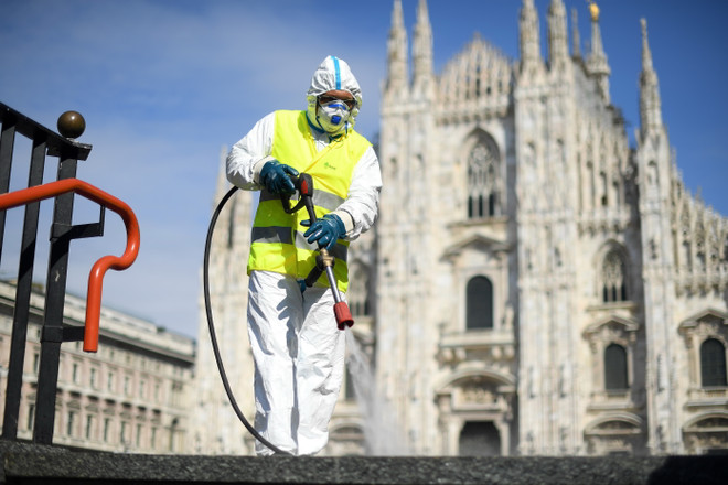 Phun thuốc khử trùng nhằm ngăn chặn sự lây lan của dịch COVID-19 tại Milan, Italy. (Nguồn: THX/TTXVN) Diễn biến COVID-19 đến 8h sáng 27/4: Số ca tử vong giảm tại nhiều nước ảnh 1