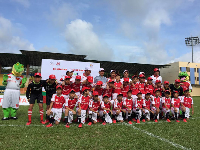 30 cầu thủ nhí bước vào chương trình tập huấn kỹ năng đá bóng ảnh 1