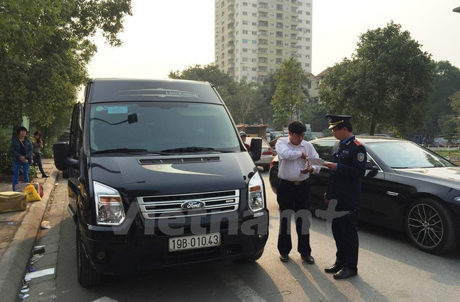 Hà Nội tước phù hiệu hàng trăm ôtô vi phạm quy định hoạt động vận tải ảnh 1