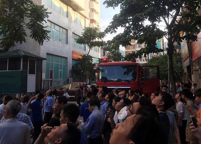 Đang cháy chung cư CT3 Bắc Hà Hà Đông, lửa vẫn chưa được dập ảnh 2