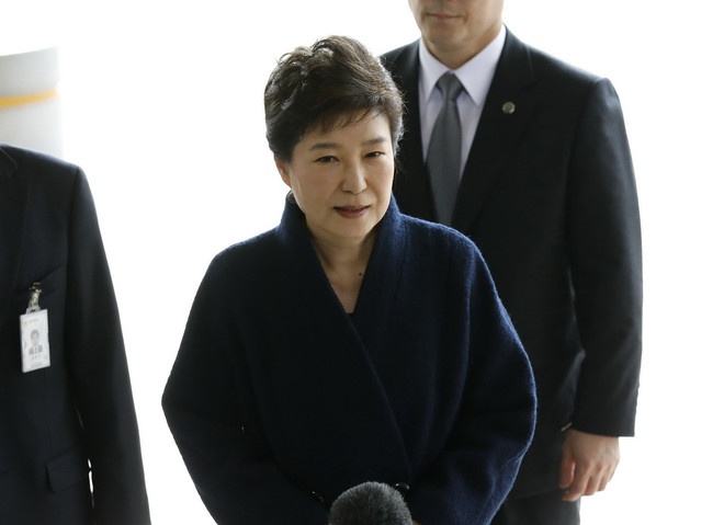 Bà Park Geun-hye tới văn phòng công tố ở Seoul để phục vụ công tác điều tra ngày 21/3. (Nguồn: YONHAP/TTXVN) Cựu Tổng thống Park Geun-hye trả lời thẩm vấn của các công tố viên ảnh 1