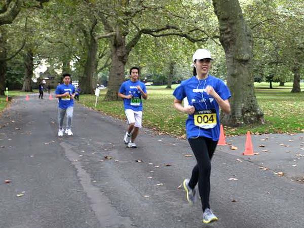 Trí thức trẻ Việt Nam tổ chức giải chạy từ thiện tại Anh ảnh 1