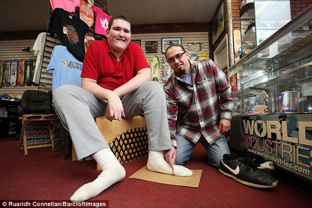 Choáng với chiều cao 2,3 mét của chàng khổng lồ tuổi teen ảnh 4