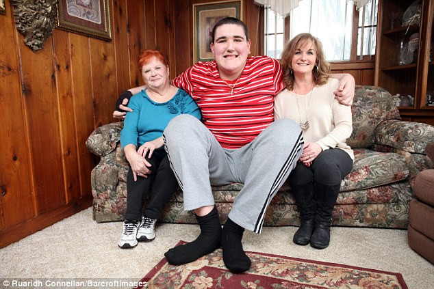 Choáng với chiều cao 2,3 mét của chàng khổng lồ tuổi teen ảnh 3