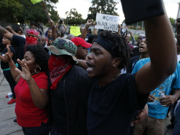 Tổng thống Mỹ chỉ đạo xử lý vụ cảnh sát bắn chết người da màu ảnh 1