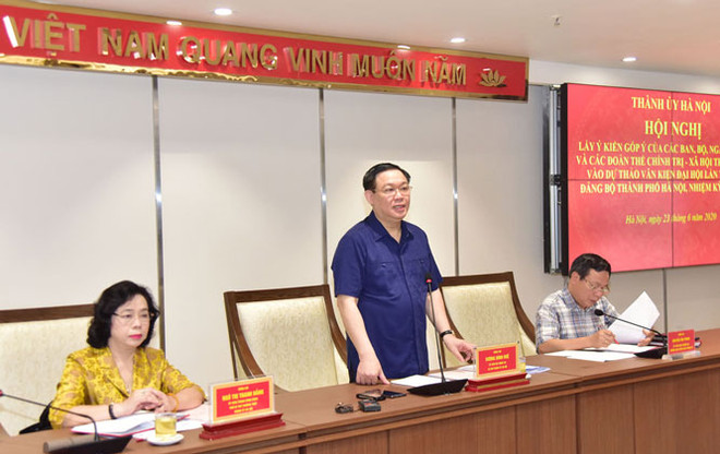 Bí thư Thành ủy Hà Nội Vương Đình Huệ chủ trì hội nghị. (Nguồn: hanoimoi.com.vn) Hội nghị góp ý vào dự thảo Văn kiện Đại hội Đảng bộ thành phố Hà Nội ảnh 1
