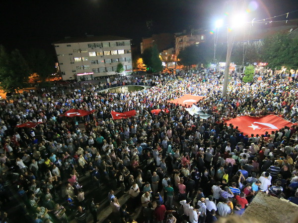 Binh sỹ đảo chính bị cảnh sát bắt kêu gọi lực lượng nổi loạn đầu hàng ảnh 1