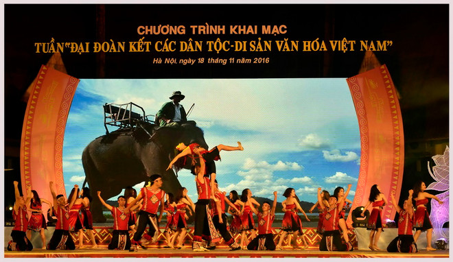 Chương trinh nghệ thuật trong đêm khai mạc. (Ảnh: Thanh Hà/TTXVN) Khai mạc Tuần “Đại đoàn kết các dân tộc-Di sản văn hóa Việt Nam” ảnh 1