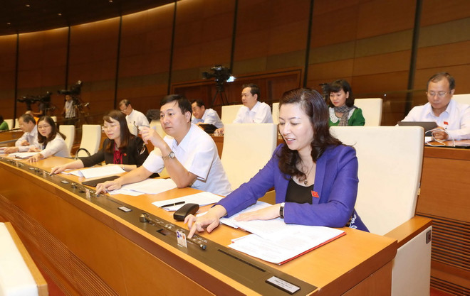 Đại biểu Quốc hội tỉnh Bắc Giang biểu quyết thông qua Luật tín ngưỡng, tôn giáo. (Ảnh: Phương Hoa/TTXVN) Quốc hội chính thức thông qua Luật Tín ngưỡng, tôn giáo ảnh 1