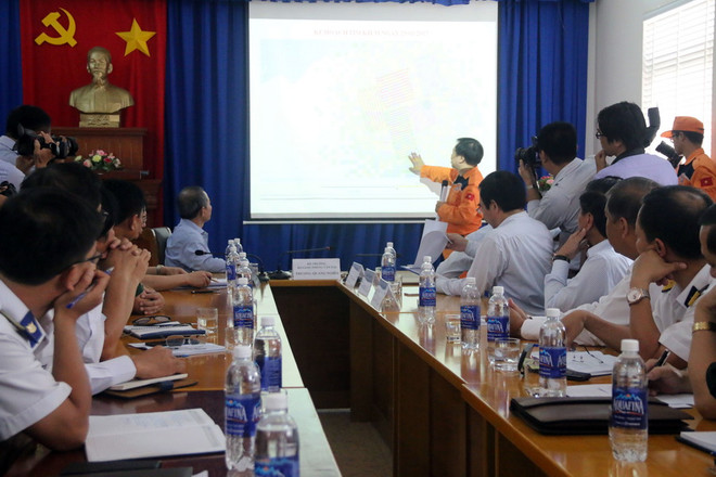 Đại diện Trung tâm Phối hợp tìm kiếm cứu nạn Hàng hải Việt Nam trình bày phương án cứu nạn tại cuộc họp. (Ảnh: Đoàn Mạnh Dương/TTXVN) Vụ tàu chìm Hải Thành 26: Tập trung cao độ tìm 9 thuyền viên mất tích ảnh 1