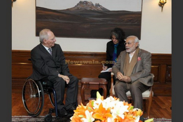 Thủ tướng Ấn Độ Narendra Modi (phải) cùng Bộ trưởng tài chính Đức Wolfgang Schauble . (Nguồn: Newswala.com) Đức và Ấn Độ bàn biện pháp tăng cường quan hệ kinh tế ảnh 1