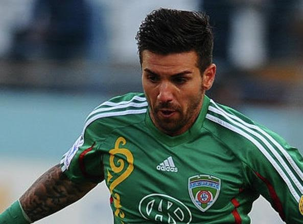 Một cầu thủ Bulgaria bị bắt vì khắc tên lên đấu trường Colosseum ảnh 1