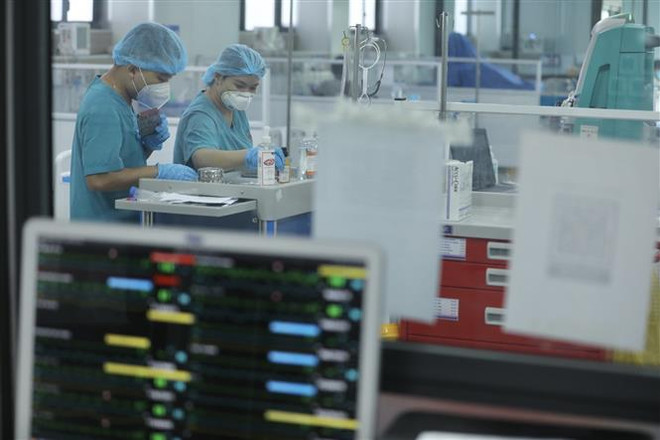 Nhân viên y tế chăm sóc bệnh nhân COVID-19 tại Bệnh viện Điều trị Bệnh nhân COVID-19 (thuộc Bệnh viện Đại học Y Hà Nội). (Ảnh: Minh Quyết/TTXVN) Ngành y tế tiếp tục thực hiện đồng bộ giải pháp nâng cao chất lượng ảnh 2
