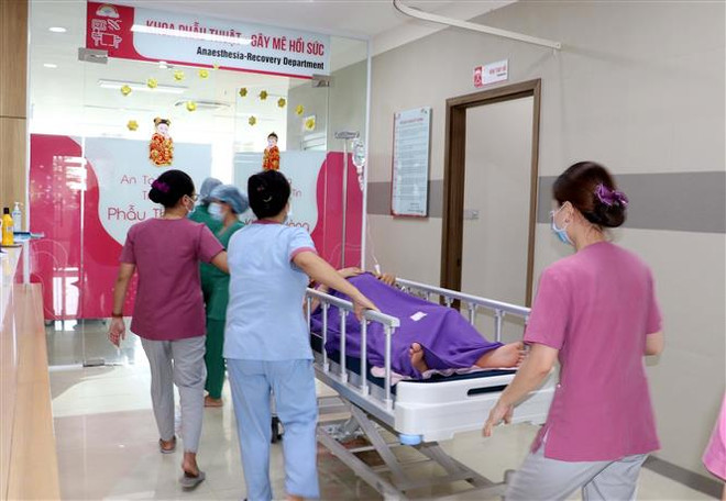 Nhân viên y tế khoa sản nhi tại Bệnh viện Quốc tế Phương Châu Sóc Trăng cấp cứu bệnh nhân. (Ảnh: Trung Hiếu/TTXVN) Ngành y tế tiếp tục thực hiện đồng bộ giải pháp nâng cao chất lượng ảnh 1