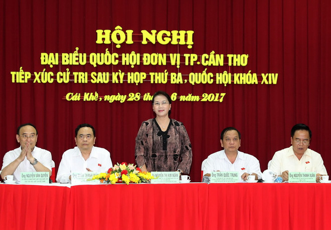 Chủ tịch Quốc hội Nguyễn Thị Kim Ngân và các đại biểu Quốc hội tiếp xúc cử tri phường Cái Khế. (Ảnh: Trọng Đức/TTXVN) Chủ tịch Quốc hội Nguyễn Thị Kim Ngân tiếp xúc cử tri Cần Thơ ảnh 1