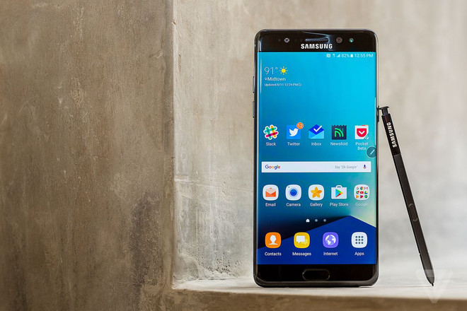 Mẫu điện thoại Galaxy Note 7. (Nguồn: The Verge) Samsung hồi sinh chiếc Galaxy Note 7 với một phiên bản đặc biệt ảnh 1