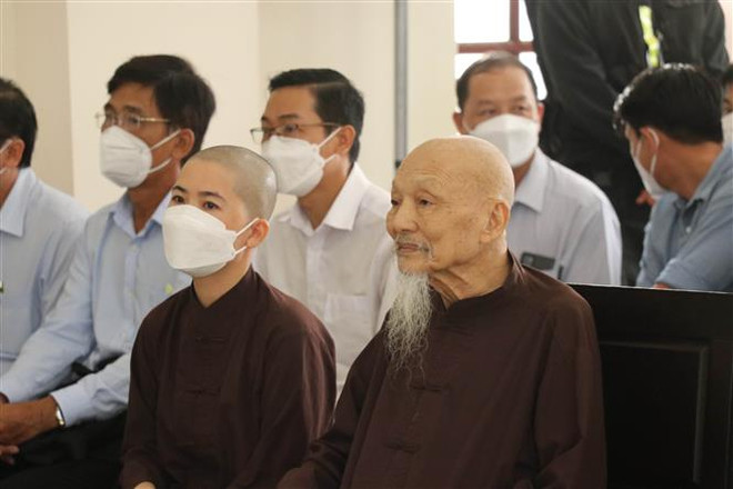 Bị cáo Lê Tùng Vân tại phiên xét xử. (Ảnh: Bùi Giang/TTXVN) Long An: Mở lại phiên tòa xét xử vụ án tại Tịnh thất Bồng Lai ảnh 1
