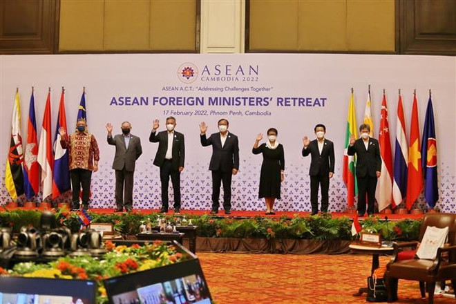 Các bộ trưởng ngoại giao và lãnh đạo Ban Thư ký ASEAN chụp ảnh cùng Phó Thủ tướng kiêm Bộ trưởng Bộ Ngoại giao và Hợp tác Quốc tế Campuchia Prak Sokhon. (Ảnh: TTXVN) Khai mạc Hội nghị hẹp Bộ trưởng Ngoại giao ASEAN tại Campuchia ảnh 1