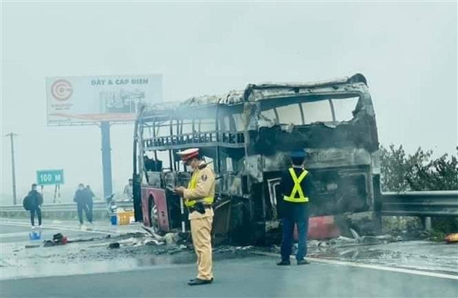 Hiện trường vụ cháy. (Ảnh: TTXVN) Xe khách bốc cháy trên tuyến cao tốc Pháp Vân-Cầu Giẽ-Ninh Bình ảnh 1