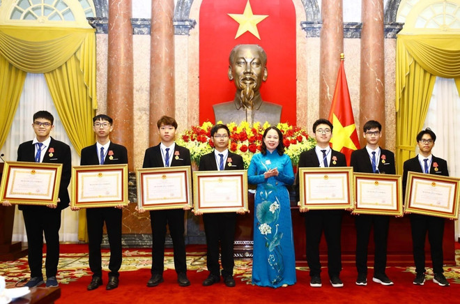 pho-chu-tich-nuoc-hoc-sinh-dat-giai-olympic-quoc-te-2-639.jpg