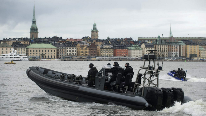 Lực lượng an ninh Thụy Điển tuần tra trên vùng biển Stockholm. (Nguồn: Sky News) Nga bác bỏ tin tàu ngầm gặp nạn trong lãnh hải của Thụy Điển ảnh 1