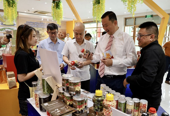 Đại biểu tham quan các gian hàng. (Ảnh: Xuân Anh/TTXVN) lam dong_nong san 2.jpg