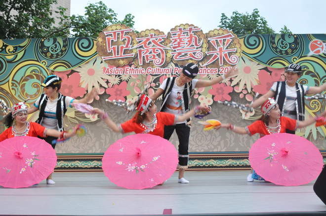 Tiết mục múa ô, khèn “Gặp nhau giữa rừng Mơ” của đoàn Việt Nam. (Ảnh: Xuân Tuấn/Vietnam+) Hãnh diện với múa ô, khèn Việt Nam tại giao lưu nghệ thuật châu Á 2016 ảnh 1