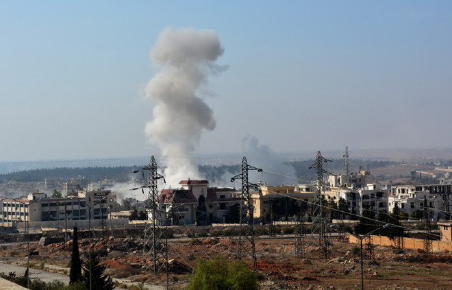 Khói bốc lên sau các vụ không kích của quân đội Syria và đồng minh ở phía tây thành phố Aleppo ngày 11/11. (Nguồn: EPA/TTXVN) Syria thẳng thừng bác bỏ đề xuất quyền tự trị cho phiến quân ở Aleppo ảnh 1