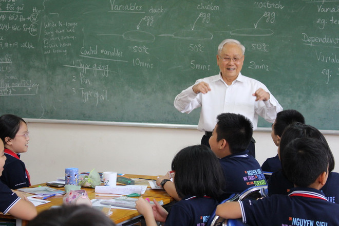 Thầy Nguyễn Trọng Vĩnh giao lưu với học sinh trong một tiết học. (Ảnh: Minh Nghĩa/TTXVN) Người lính già luôn nặng lòng với sự nghiệp trồng người ảnh 1
