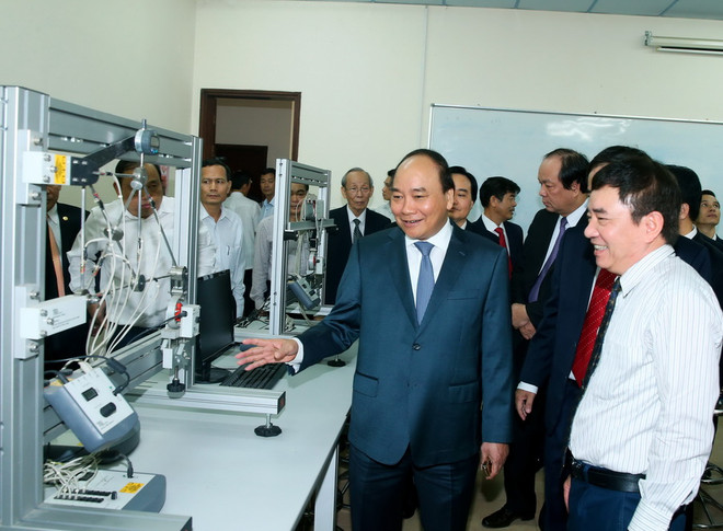 Thủ tướng Nguyễn Xuân Phúc thăm Trường Đại học Quốc tế, Trường Đại học Quốc gia Thành phố Hồ Chí Minh. (Ảnh: Thống Nhất/TTXVN) Đại học quốc gia Thành phố Hồ Chí Minh phấn đấu vào tốp đầu châu Á ảnh 1