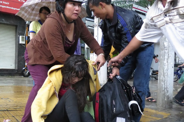 TP. Hồ Chí Minh: Mưa lớn đổ cây khiến một cô gái bị thương ảnh 2