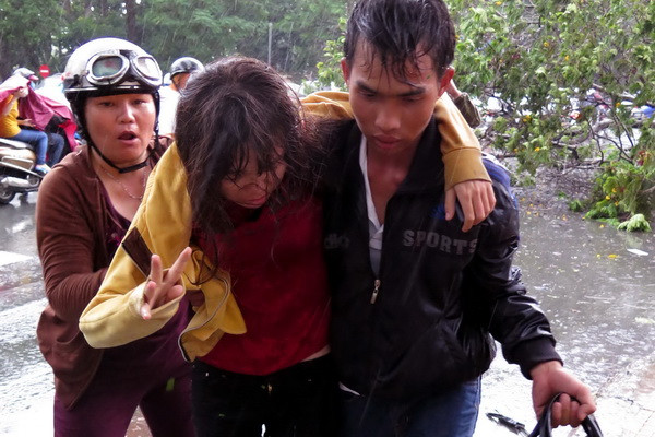 TP. Hồ Chí Minh: Mưa lớn đổ cây khiến một cô gái bị thương ảnh 3