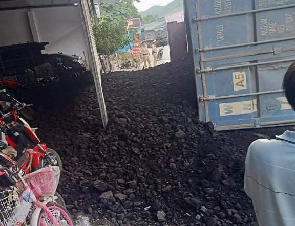 Yên Bái: Xe đầu kéo lật, đè xe máy khiến 2 người tử vong tại chỗ ảnh 1