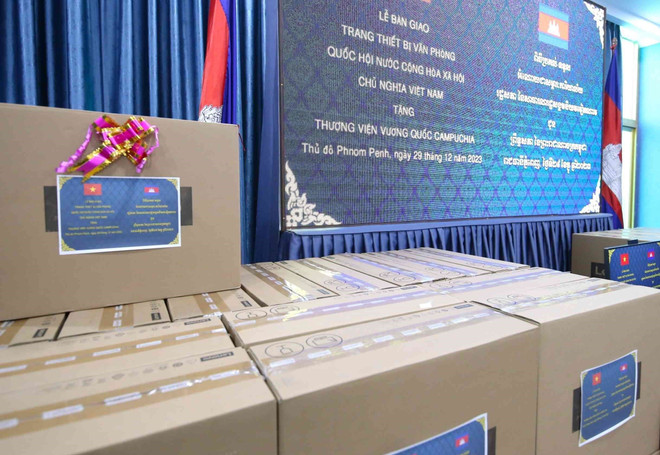 quoc-hoi-viet-nam-campuchia-qua-tang-2-1244.jpg