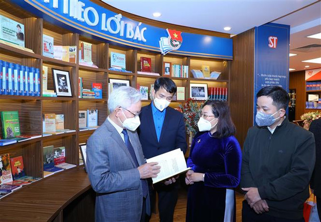 Đại biểu tham quan trưng bày Tủ sách "Thanh niên học và làm theo lời Bác" tại Hà Nội, ngày 17/1/2022. (Ảnh: Văn Điệp/TTXVN) Bảo vệ nền tảng tư tưởng của Đảng nằm trong nội hàm bảo vệ nhân dân ảnh 1