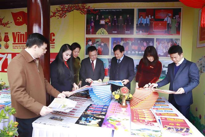 Lãnh đạo Hội Nhà báo Việt Nam và lãnh đạo tỉnh Vĩnh Phúc tham quan một gian trưng bày các ấn phẩm của Hội Báo xuân Vĩnh Phúc năm 2022. (Ảnh: Hoàng Hùng/TTXVN) Hội Báo Xuân Vĩnh Phúc: Tôn vinh văn hóa đọc, sự phát triển báo chí ảnh 2