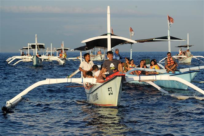 Khách du lịch tại Bali (Indonesia). (Ảnh: AFP/TTXVN) Indonesia kêu gọi đầu tư vào đặc khu kinh tế mới ở Bali ảnh 1