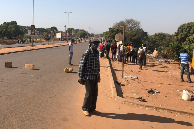 Nhiều nguồn tin cho biết đã nghe thấy tiếng súng dữ dội ở thủ đô của Guinea-Bissau gần một khu phức hợp chính phủ, nơi một cuộc họp nội các đang được tổ chức. (Nguồn: aljazeera.com) Tổng thống Embalo thông báo âm mưu đảo chính tại Guinea-Bissau ảnh 1