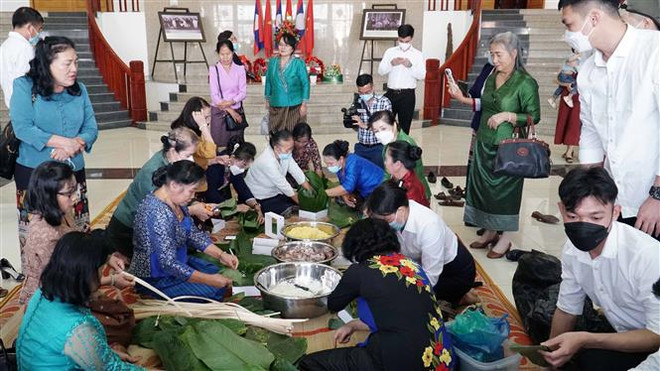 Lễ chùa đầu năm - Phong tục văn hóa tốt đẹp của người Việt tại Lào ảnh 2