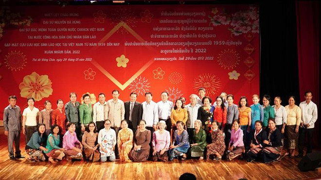 Lễ chùa đầu năm - Phong tục văn hóa tốt đẹp của người Việt tại Lào ảnh 1