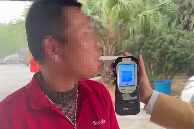 Tài xế xe khách vi phạm nồng độ cồn bị phạt "kịch khung" 40 triệu đồng ảnh 1