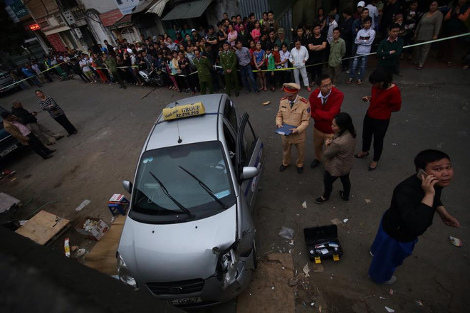 Video ghi hiện trường vụ taxi đâm chết người ở đường Hồng Hà ảnh 1