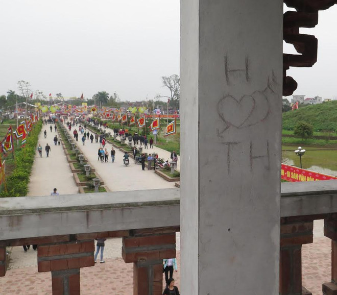 Những hình ảnh phản cảm tại Lễ hội đền Trần Thái Bình 2015 ảnh 5